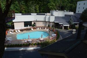 an overhead view of a swimming pool at a hotel at Zoders Inn and Suites in Gatlinburg