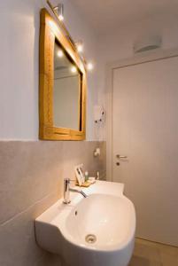 y baño con lavabo blanco y espejo. en Villa Cristina, en Monterosso al Mare