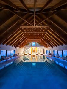 Sundlaugin á Hotel Kulla e Bajraktarit eða í nágrenninu