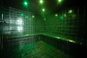 Ванна кімната в Hotel Kulla e Bajraktarit