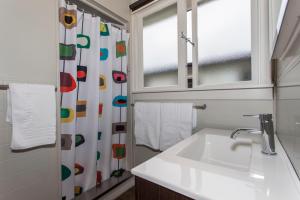 A bathroom at Wanaka View Motel