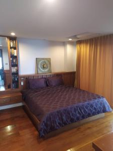 Giường trong phòng chung tại Khanom Beach Residence 1-Bedroom Ocean Front Condo