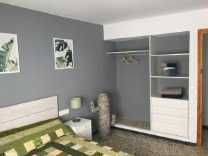 sypialnia z łóżkiem i półką na książki w obiekcie Casa Collado w mieście San Vicente