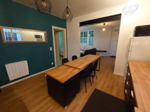 a kitchen and dining room with a table and chairs at Maison entre Plages et Forêts in Lévignacq