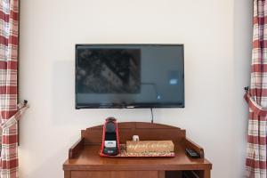 a remote control sitting on a box in front of a tv at Boutique Rooms 3 0 in Ferrara