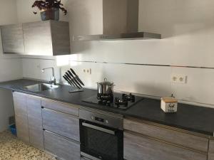 kuchnia z kuchenką i zlewem w obiekcie Casa Collado w mieście San Vicente +11 zdjęć