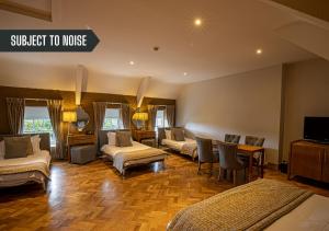 Postel nebo postele na pokoji v ubytování Langtons Hotel Kilkenny