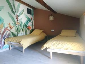 - une chambre avec 2 lits et une fresque murale dans l'établissement La ferme des Escampades, à Monteux