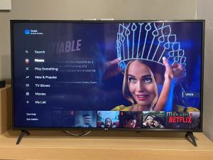 Televízia a/alebo spoločenská miestnosť v ubytovaní donna serena Aci Castello