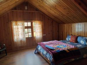 เตียงในห้องที่ Sherpa Villa
