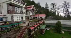 una casa grande con un patio y un edificio en Sherpa Villa, en Gangtok