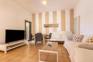 A television and/or entertainment centre at Villa Orquidea