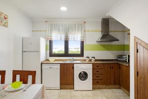 コニル・デ・ラ・フロンテーラにあるVilla Fornell 2 piscina compartidaのキッチン(洗濯機、シンク付)