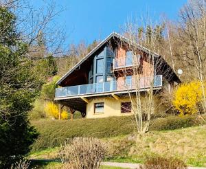 une maison assise au sommet d'une colline dans l'établissement Chalet chaleureux à Basse-sur-le-Rupt, vue montagne superbe, à Basse-sur-le-Rupt