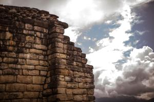 una vieja pared de ladrillo con el cielo en el fondo en Hotel Fundo Achamaqui en Chachapoyas