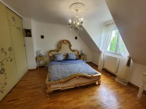 a bedroom with a bed and a chandelier at Hello Disneyland Paris in Bussy-Saint-Georges