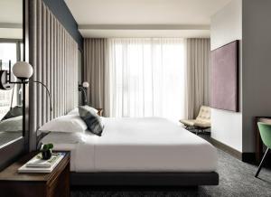 紐約的住宿－金普頓艾文提酒店，卧室设有一张白色大床和一扇窗户。