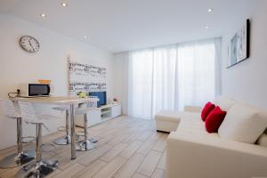 TV a/nebo společenská místnost v ubytování Beautiful apartment Playa Honda in the heart of Las Americas