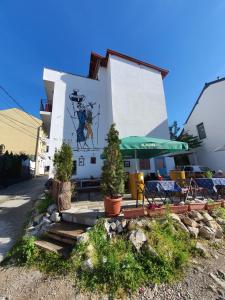 um edifício com uma mesa e cadeiras em frente em Guesthouse Hotel My Home em Prizren