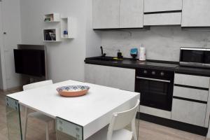 una cocina con una mesa blanca con un tazón. en NEW! TUTTO QUI - APT WAGNER - CITY LIFE (cir01686), en Milán