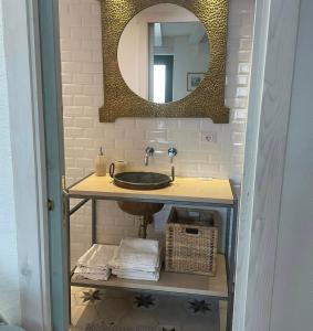 Koupelna v ubytování donna serena Aci Castello