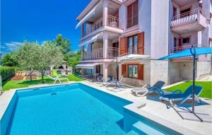eine Villa mit Swimmingpool und ein Haus in der Unterkunft Gorgeous Home In Jadranovo With Kitchen in Jadranovo