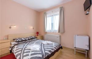 Ein Bett oder Betten in einem Zimmer der Unterkunft Gorgeous Home In Jadranovo With Kitchen