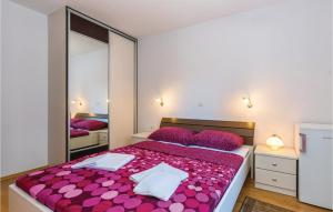 Ein Bett oder Betten in einem Zimmer der Unterkunft Gorgeous Home In Jadranovo With Kitchen