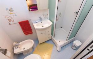 Ein Badezimmer in der Unterkunft Gorgeous Home In Jadranovo With Kitchen