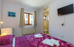 Ein Bett oder Betten in einem Zimmer der Unterkunft Gorgeous Home In Jadranovo With Kitchen