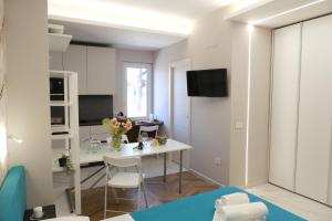 a small living room with a table and chairs at Prestige House Luxury Suite in Pompei