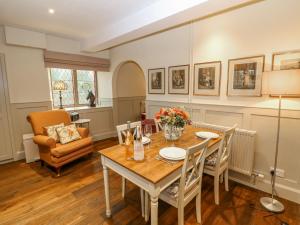 a dining room with a table and chairs at Oma's Cottage in Moreton in Marsh