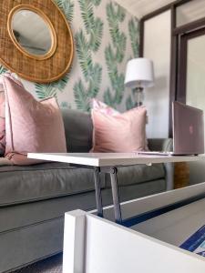 Χώρος καθιστικού στο Pink Paradise at Seascape. Getaway by the beach! +14 φωτογραφίες