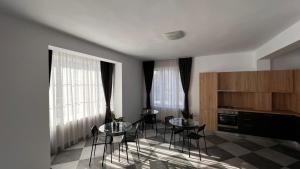 - une cuisine avec deux tables et des chaises dans une pièce dans l'établissement ISPERA AT THE VILA, à Corbeanca