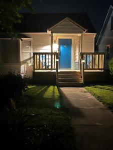 dom z niebieskimi drzwiami wejściowymi w nocy w obiekcie Cherry717 w mieście Fairborn