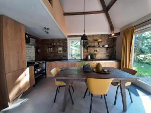 Kuchyň nebo kuchyňský kout v ubytování Appartement Voorhuis en chalet Klein Waterland