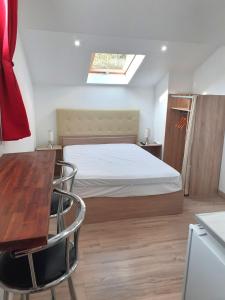Posteľ alebo postele v izbe v ubytovaní 08 - Très joli studio neuf avec parking privatif gratuit