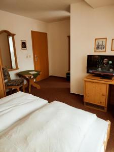เตียงในห้องที่ Hotel Stadt Olbernhau