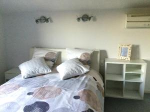 a bedroom with a bed with two pillows on it at Maison de 4 chambres avec piscine privee et jardin clos a Aubenas a 1 km de la plage in Aubenas