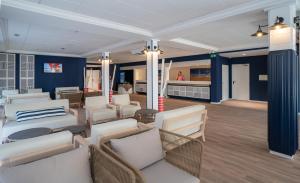 ベニドルムにあるMedplaya Hotel Riudor - Adults Recommendedの白い家具と青い壁が特徴の客室です。
