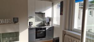 Kuchyňa alebo kuchynka v ubytovaní Apartament Holiday Gdynia