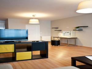 Televízia a/alebo spoločenská miestnosť v ubytovaní COZY Suites
