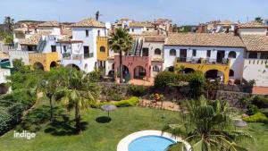 - une vue aérienne sur une maison avec une cour dans l'établissement ELL001 Casa adosada de 2 dormitorios, à Ayamonte