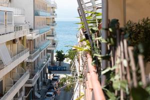 - une vue sur l'océan depuis un bâtiment dans l'établissement Loutraki apartment Greek open house, à Loutraki