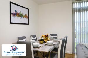 uma mesa de jantar com cadeiras e uma placa que diz propriedades especiais em Syster Properties Leicester large home for Contractors, Families , Groups em Leicester