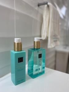 twee flessen odorizers op een aanrecht in een badkamer bij SonhosQrodopiam Praia da Barra in Praia da Barra