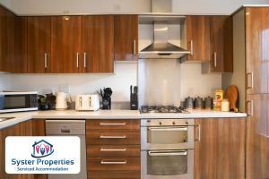Dapur atau dapur kecil di Syster Properties Leicester large home for Contractors, Families , Groups