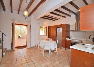 Il comprend une cuisine avec une table et des chaises blanches. dans l'établissement Casa Anita 257 by Mallorca Charme, à Binissalem
