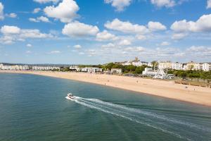 ein Boot im Wasser neben einem Strand in der Unterkunft Royal Beacon Hotel in Exmouth