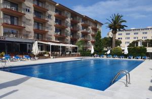 a swimming pool in front of a hotel at Holiday Home Villa Guapa in L'Estartit